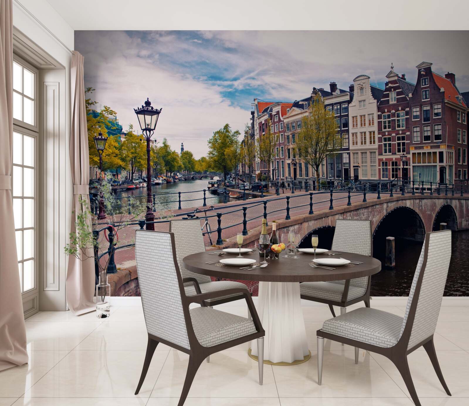 Fototapeten Amsterdambrücke, die sich über den Kanal erstreckt