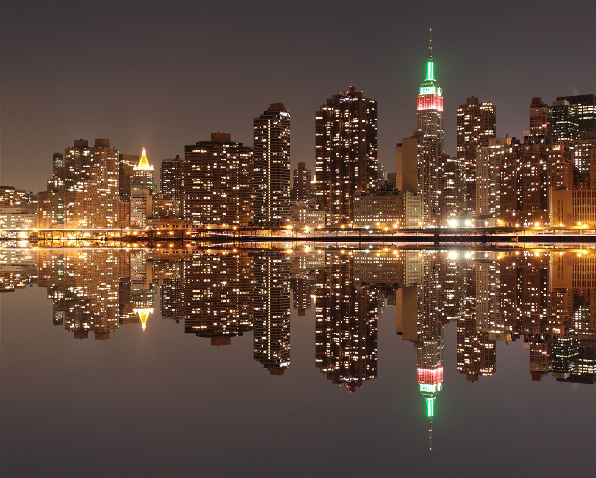 Fototapeten Das Spiegelbild der Stadt im Wasser ist wie ein Spiegel