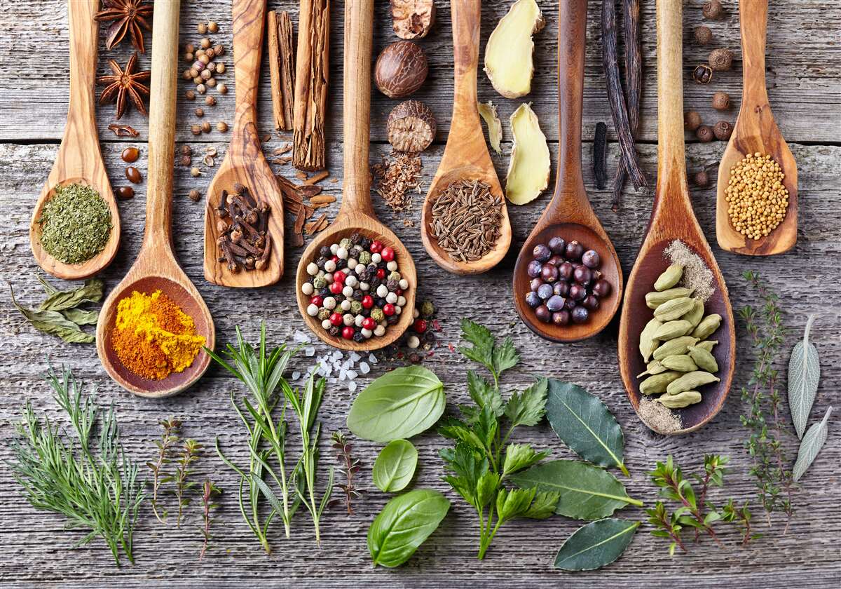 Fototapeten Mehr gelenkte Gewürze, die das Aroma ausstrahlen