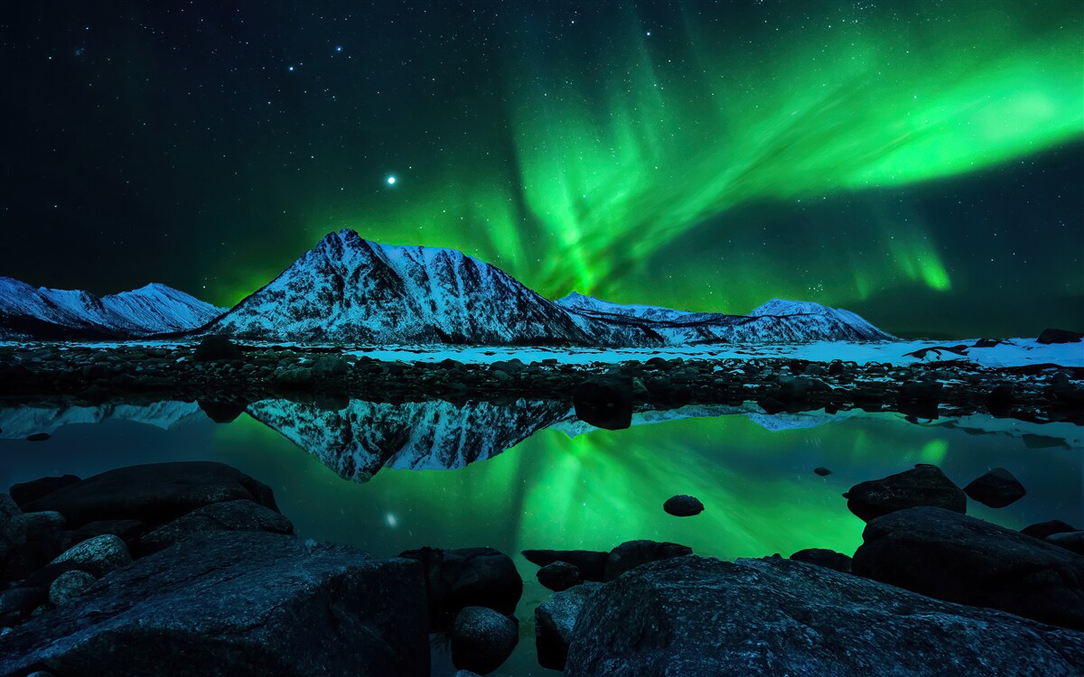 Fototapeten Erstaunliche polare Auroras am Meer