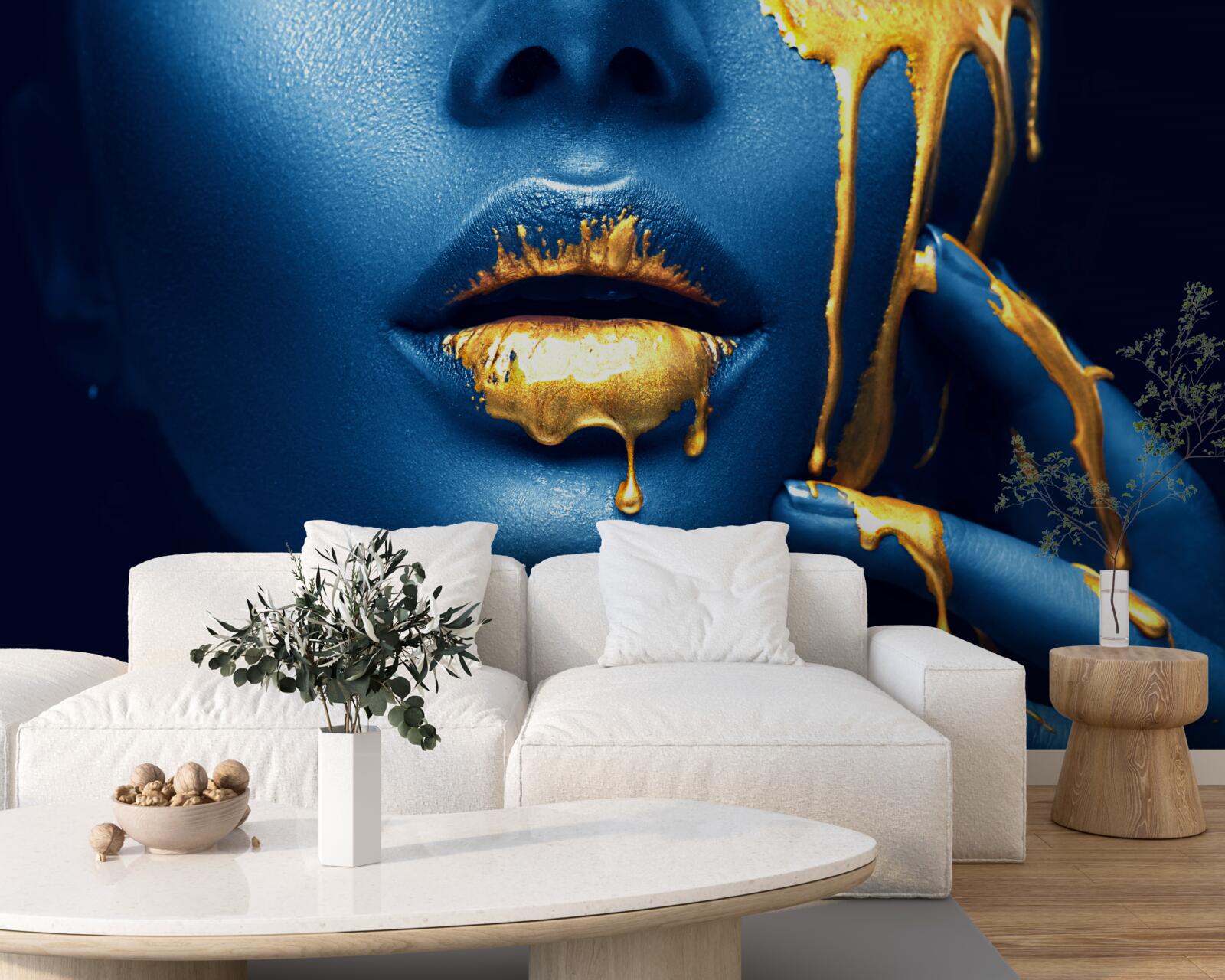 Fototapeten Eine Frau mit einem glänzenden goldenen Lippenstift auf der Lippen