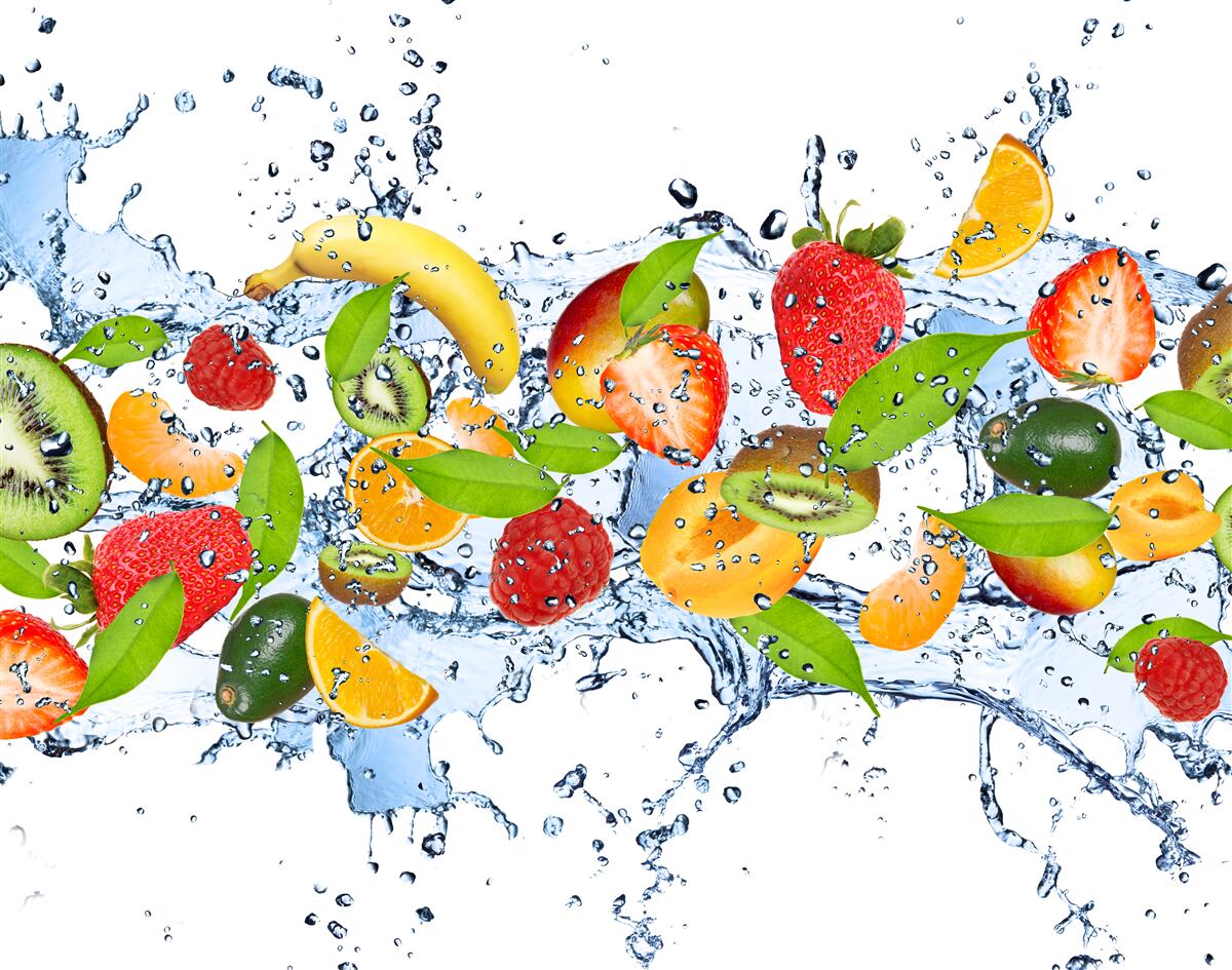 Fototapeten Wasserspritzer um Früchte und Beeren umgeben