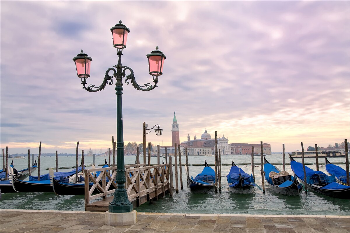 Fototapeten Venezianische Gondeln am Pier