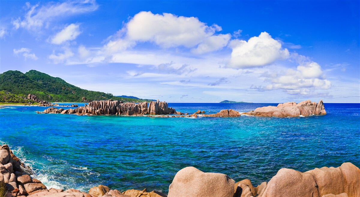 Fototapeten Klippen in der Nähe des Azure -Ozeans