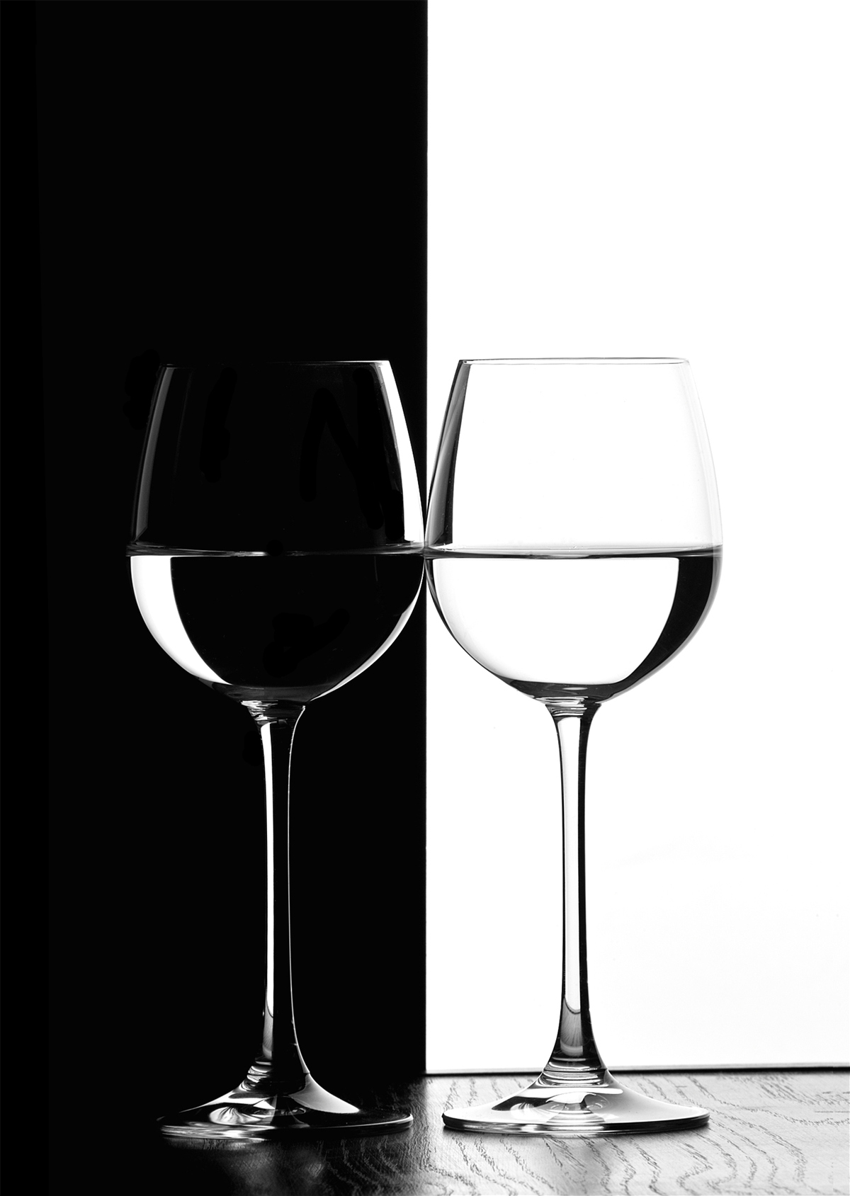 Fototapeten Brille auf einem hellen und dunklen Hintergrund