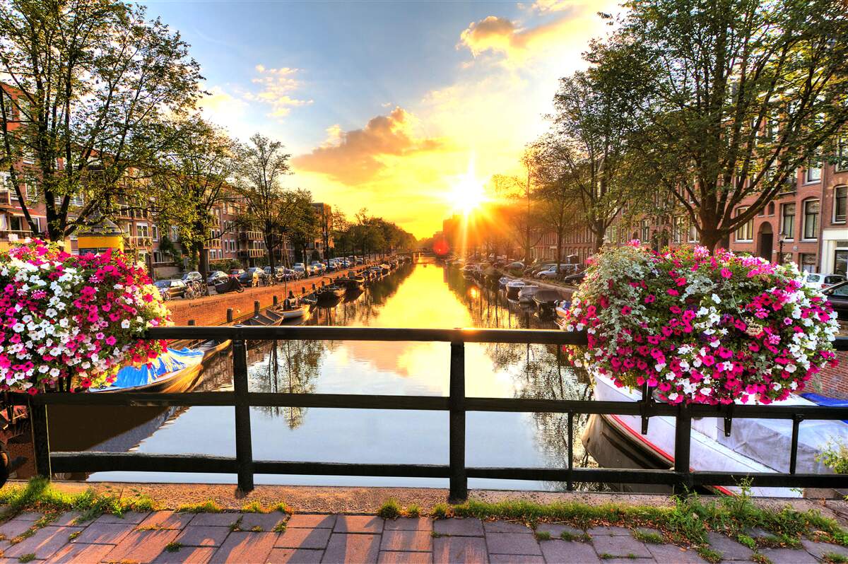 Fototapeten Amsterdams Herz ist im Sonnenuntergang eingewickelt
