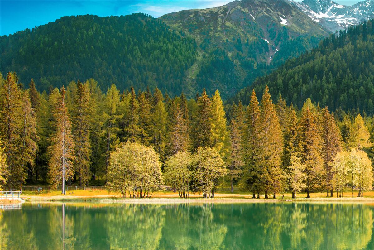 Fototapeten Bergsee in der Herbstlandschaft
