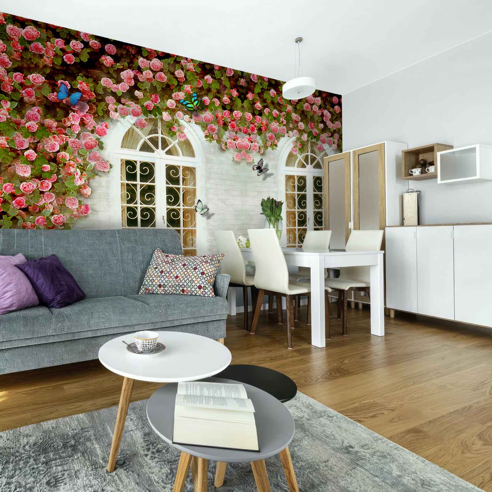 Fototapeten Die Fenster sind von blühenden Rosen umgeben