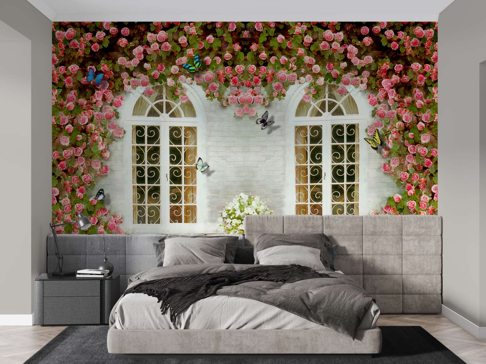 Fototapeten Die Fenster sind von blühenden Rosen umgeben