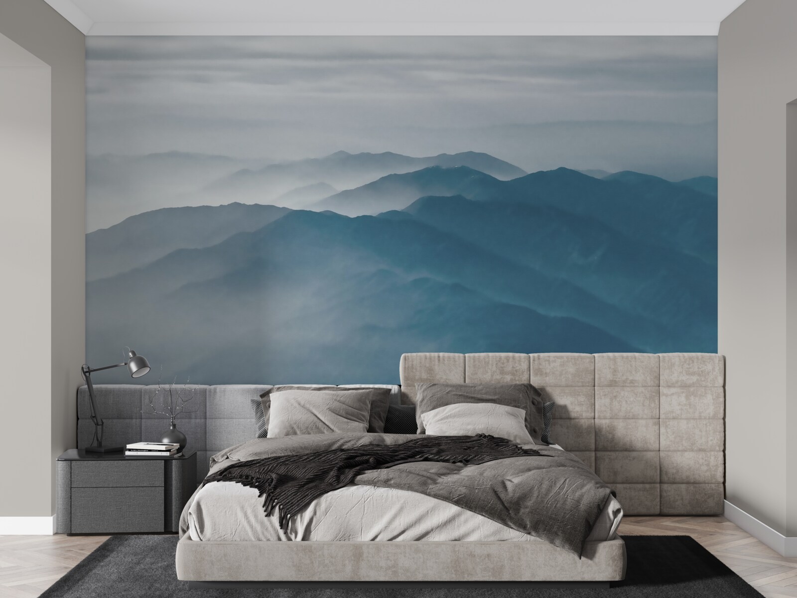 Fototapeten Morgennebel umhüllt die Oberteile der Berge