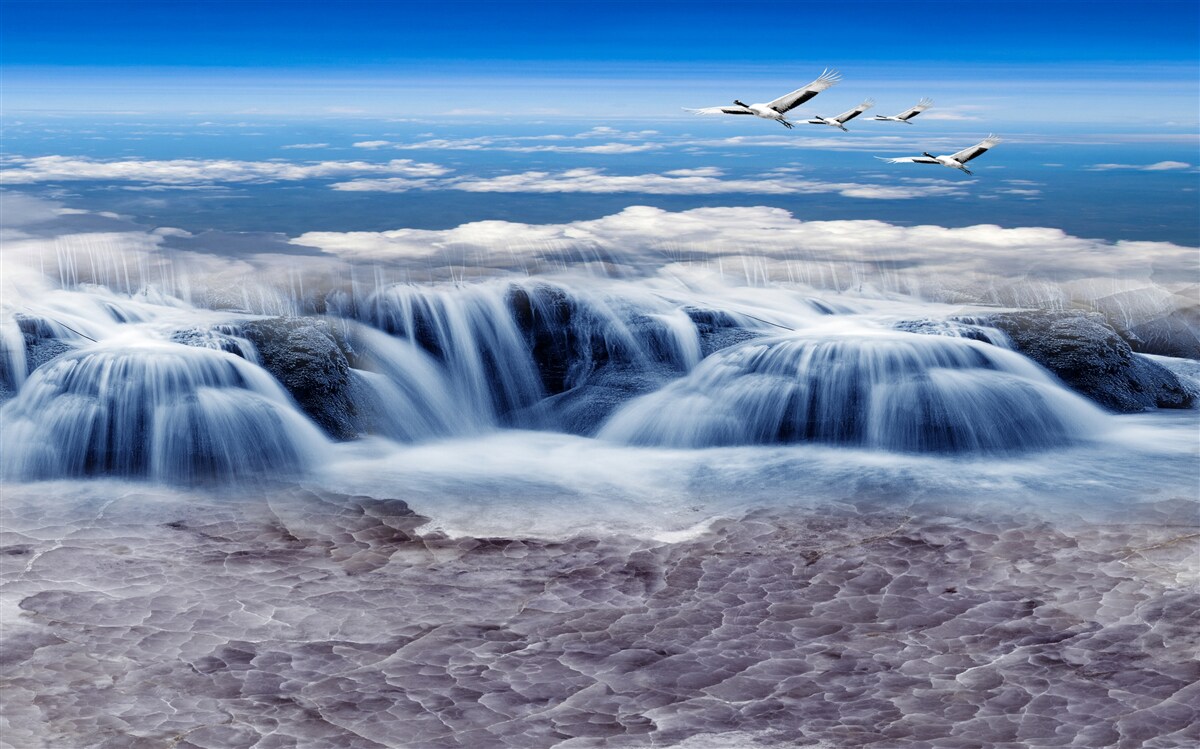 Fototapeten Ein Wasserfall, über den Vögel überfliegen