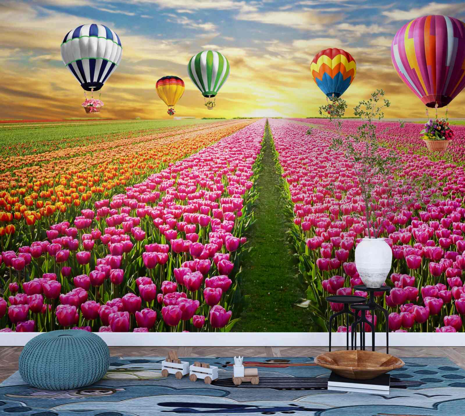 Fototapeten Kugeln, die über dem Feld der Tulpen steigen