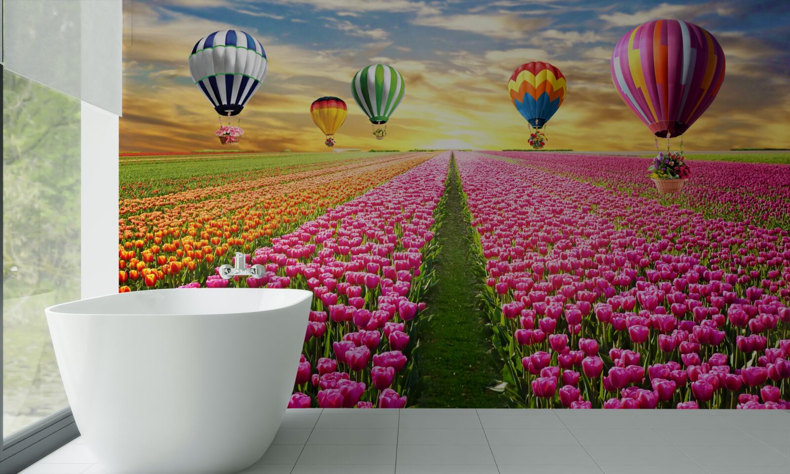 Fototapeten Kugeln, die über dem Feld der Tulpen steigen