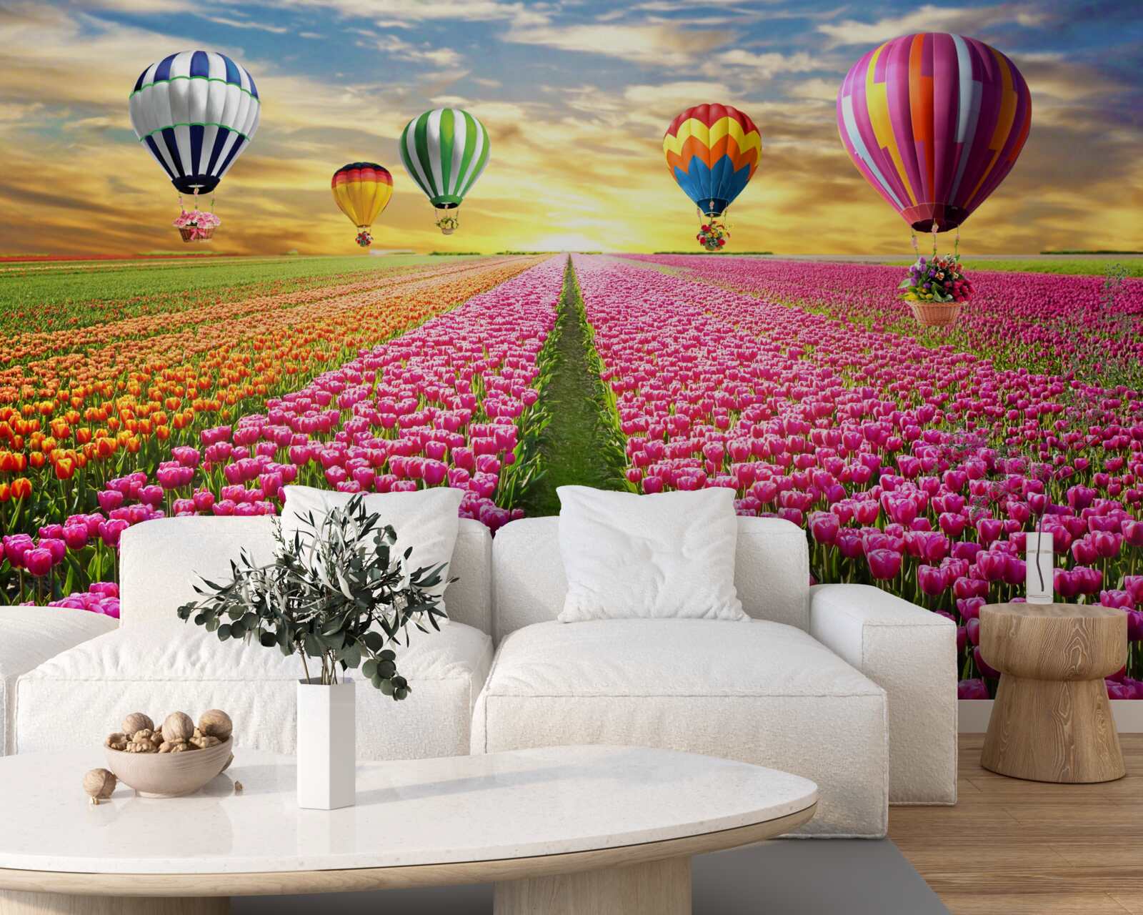 Fototapeten Kugeln, die über dem Feld der Tulpen steigen