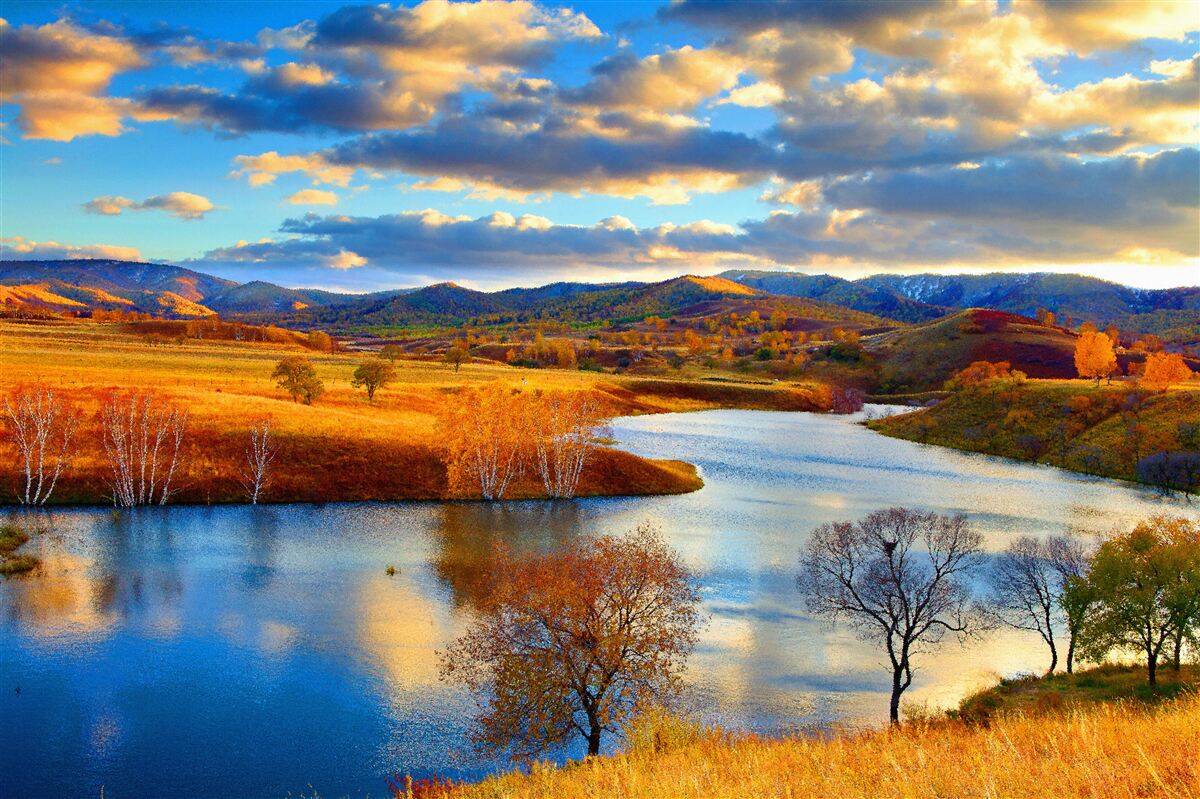 Fototapeten Landschaft mit einem See im Herbst