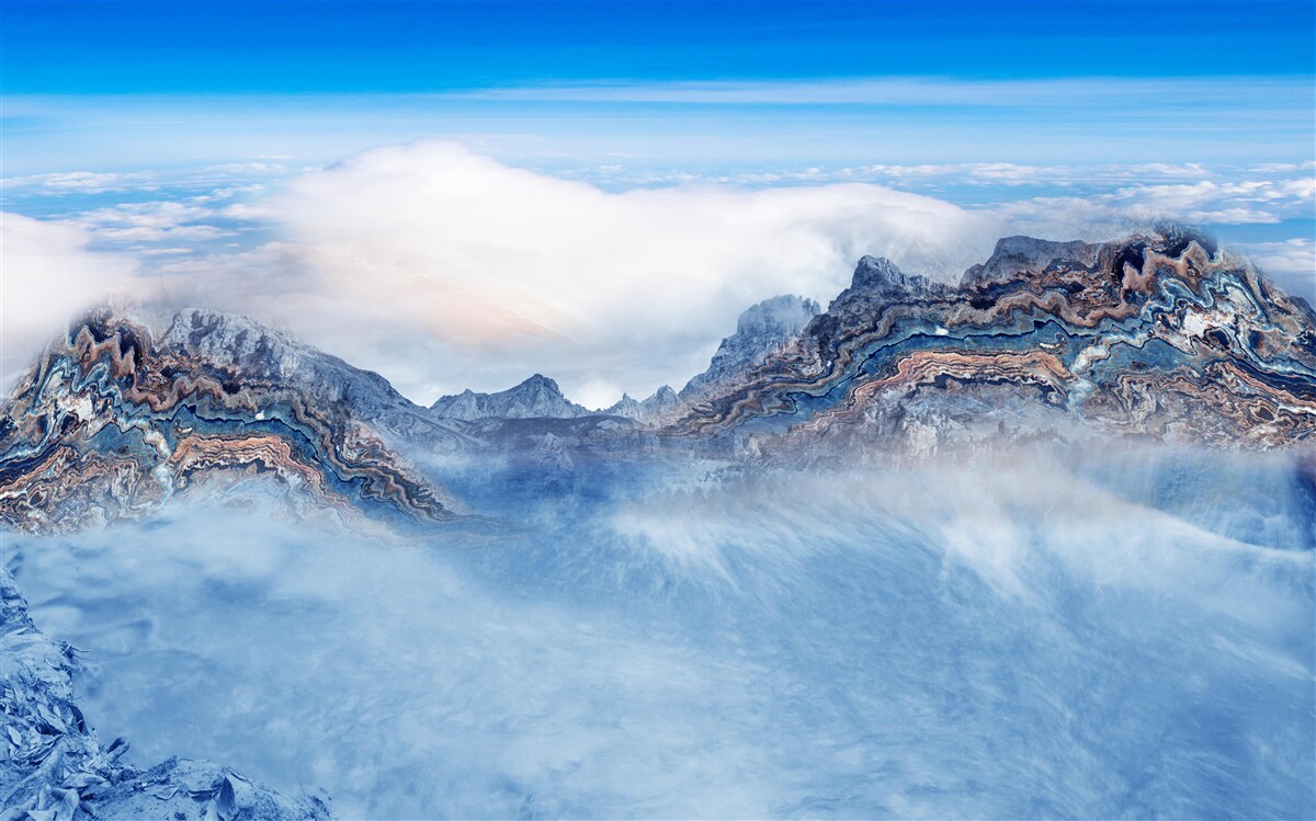 Fototapeten Die felsigen Gipfel sind von dickem Nebel umhüllt