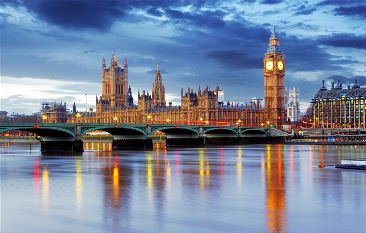 Fototapeten Reflexion des britischen Parlaments im Wasser des Flusses