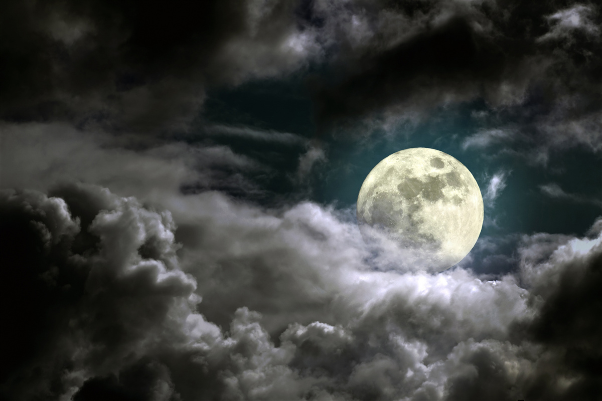 Fototapeten Der Mond über den Wolken vollständig und erregt die Aufmerksamkeit mit seiner Schönheit