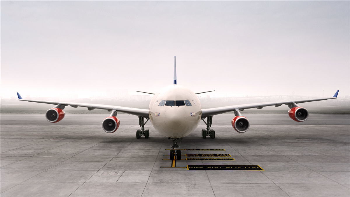 Fototapeten Flugzeug in der Landebahn