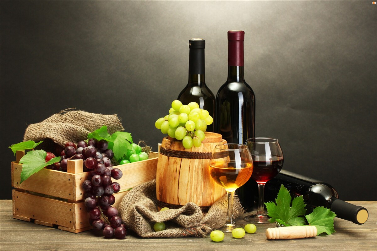 Fototapeten Traubengruppen und ein Glas Wein