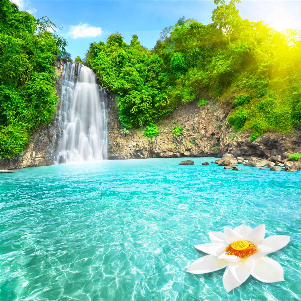 Fototapeten Wasserfall in den Bergen und einem Saphirsee