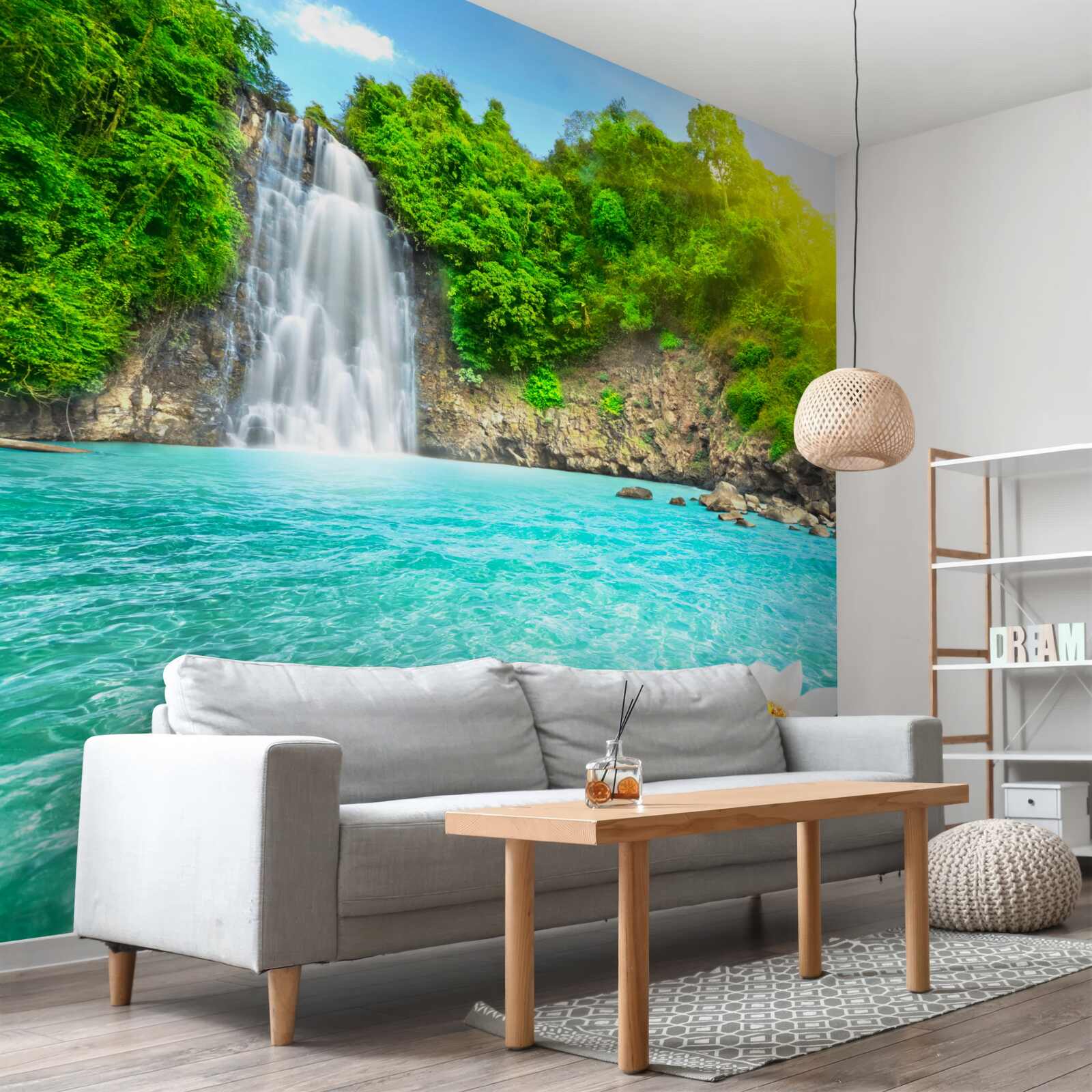 Fototapeten Wasserfall in den Bergen und einem Saphirsee