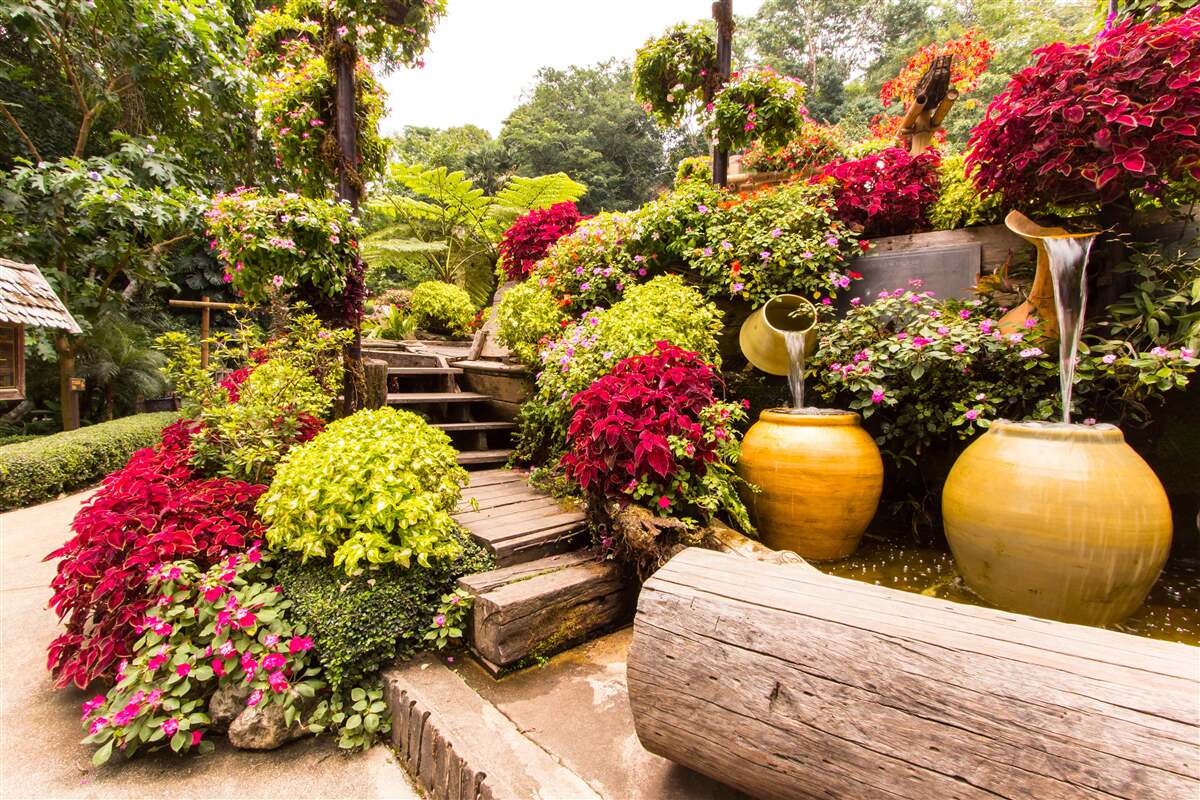 Fototapeten Die Schönheit der von Blumen erzeugten Landschaft