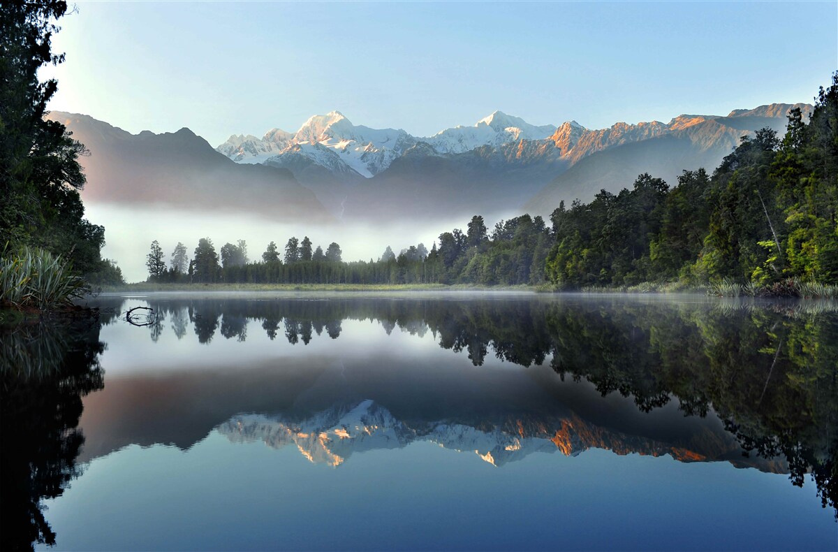 Fototapeten Die Spitze des Mountain Lake ist mit Nebel bedeckt