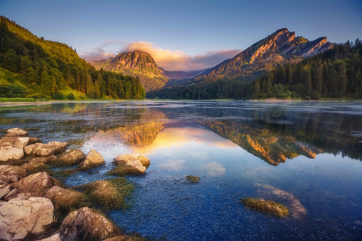 Fototapeten Sonnenuntergang über einem ruhigen Bergsee