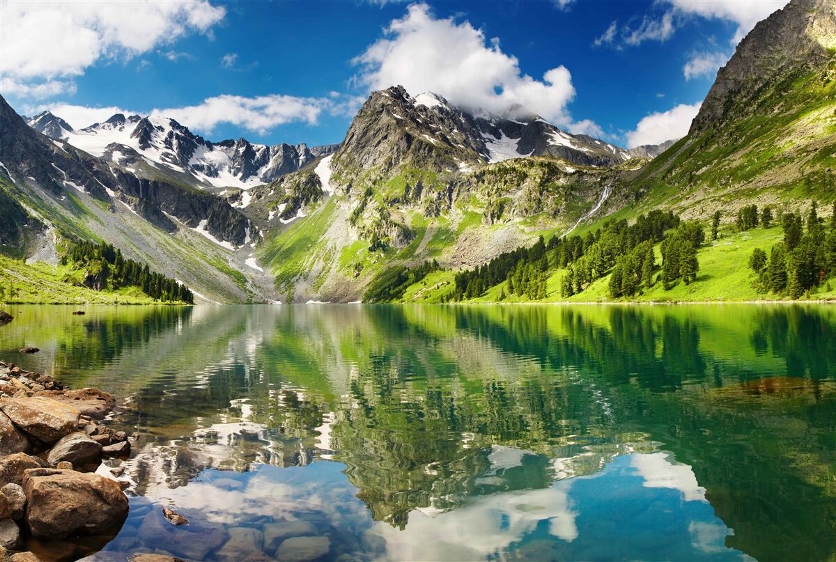 Fototapeten Ruhiges Wasser des Sees in den Bergen am Sommertag