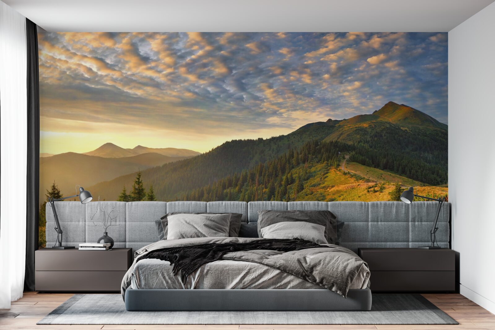 Fototapeten Die Wolken über den Bergen sind in den warmen Farben des Sonnenuntergangs gestrichen