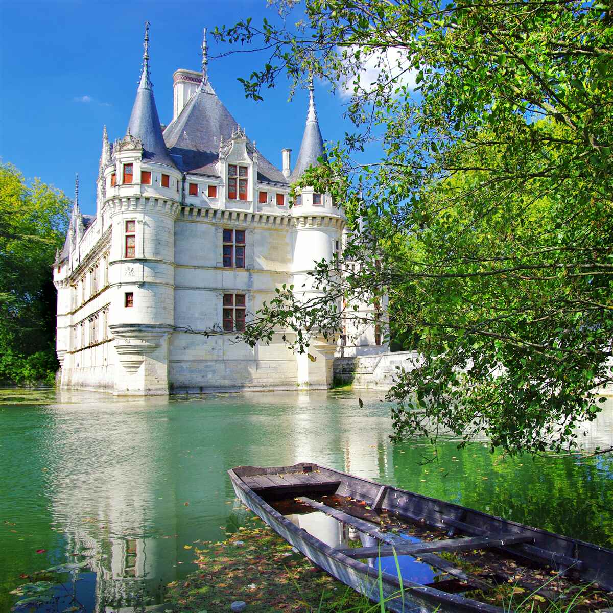 Fototapeten Der Sommerpalast befindet sich am Ufer des Sees