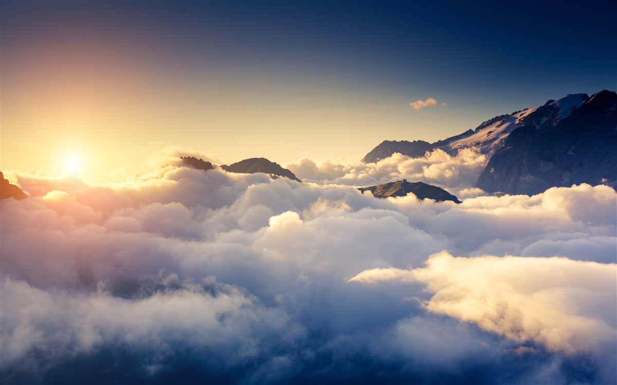 Fototapeten Die Wolken am Horizont absorbieren die untergehende Sonne