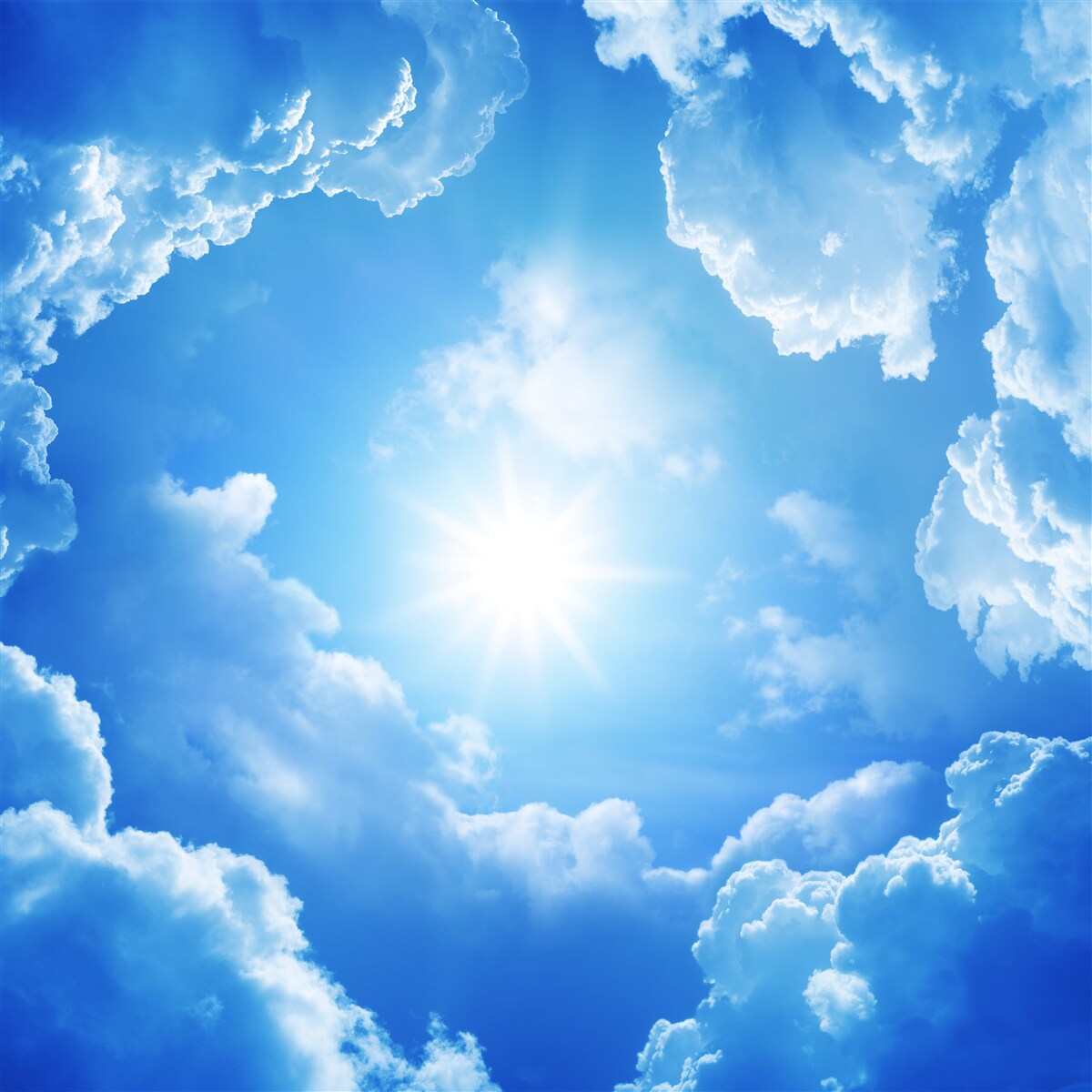 Fototapeten Die strahlende Sonne befindet sich in der Mitte des Azurblau -Himmels