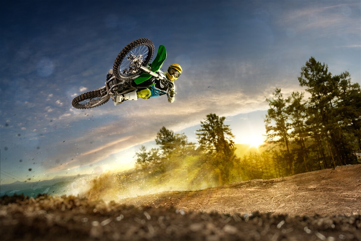 Fototapeten Bei Sonnenuntergang auf ein Motorrad springen