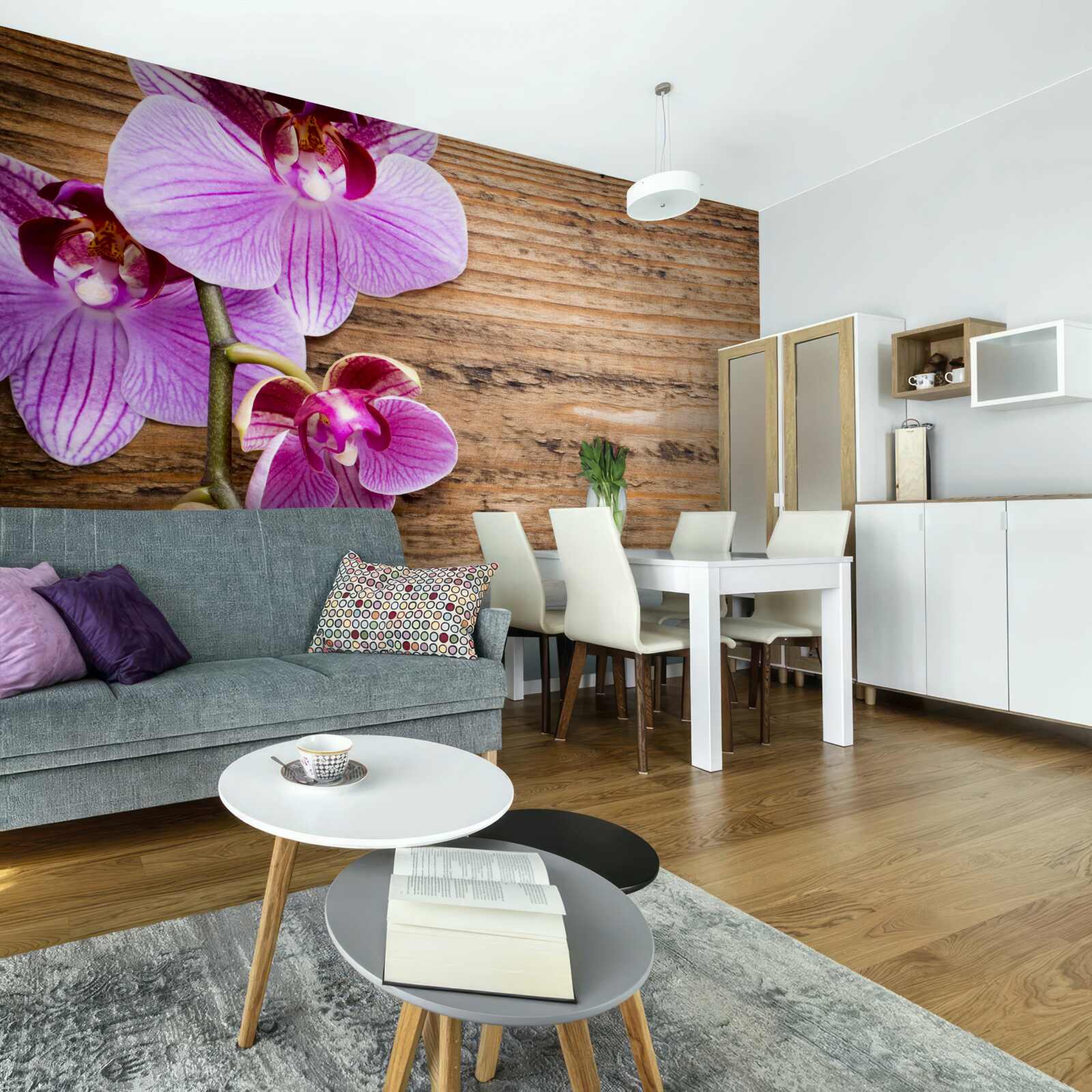 Fototapeten Lila Orchidee auf einem Baumstamm