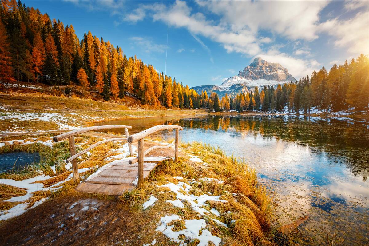 Fototapeten Herbstlandschaft mit einem Berg am Horizont