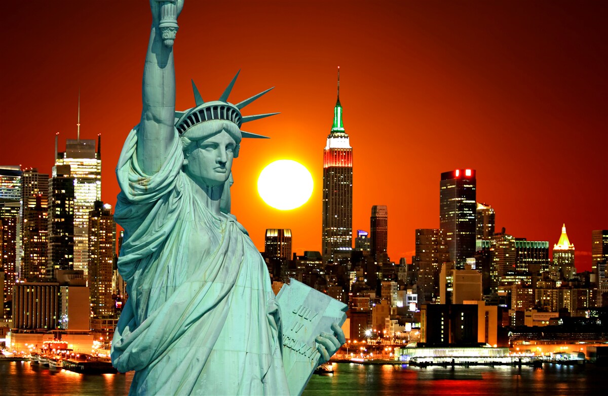 Fototapeten Der Sonnenuntergang beleuchtet die Freiheitsstatue