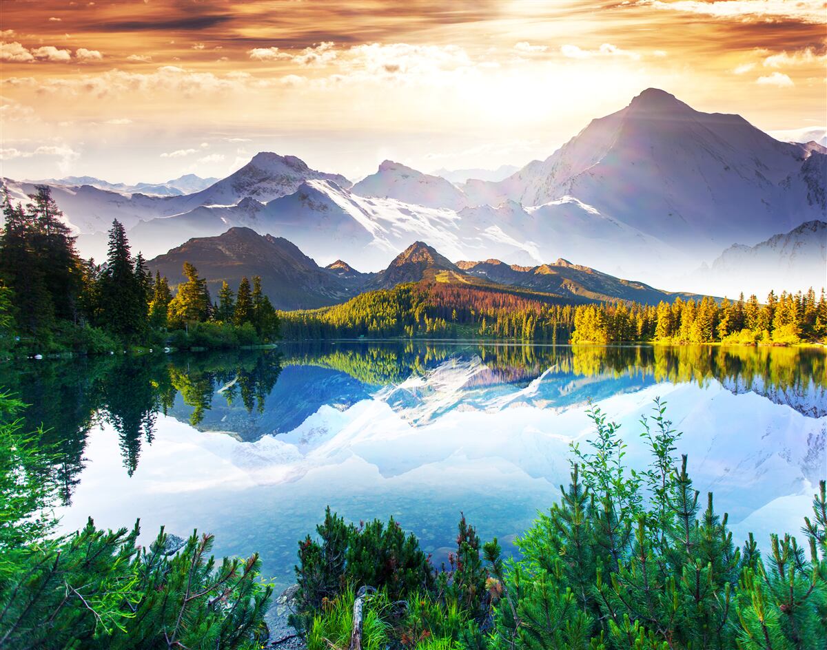 Fototapeten Das Wasser des Bergsees ist kristallklar