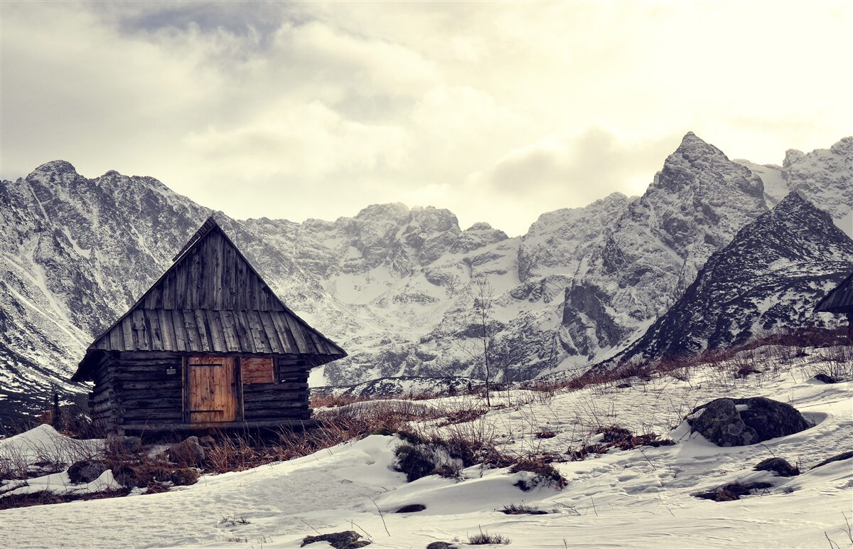Fototapeten Ein bequemes Haus in den kalten Bergen