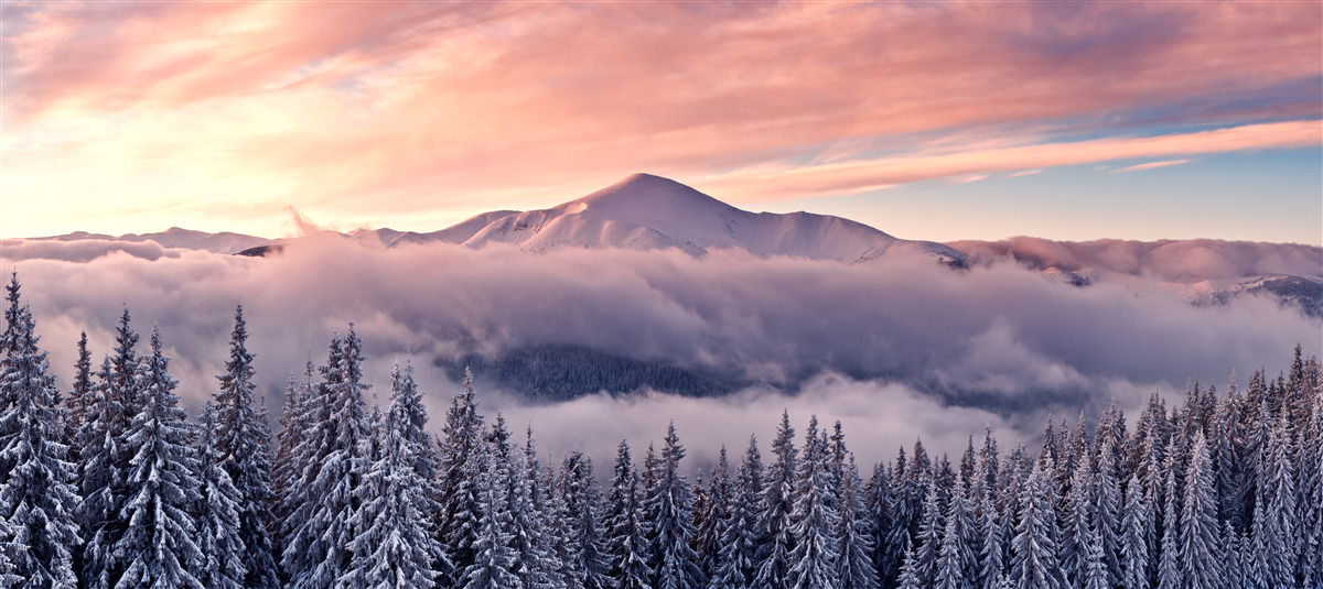 Fototapeten Sonnenuntergang mit Nebel in den Bergen malt Raum in kühlen rosa Farben