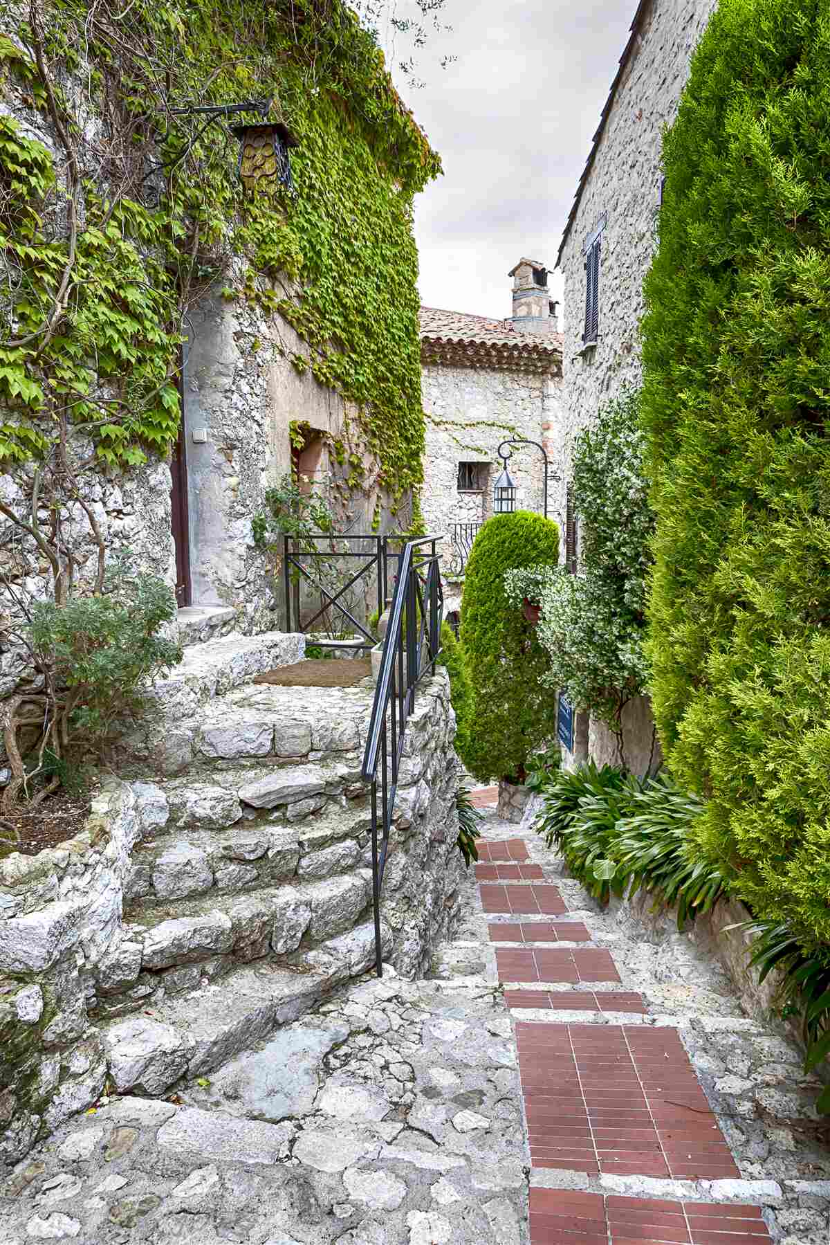 Fototapeten Ein ruhiger grüner Innenhof in einer alten Stadt
