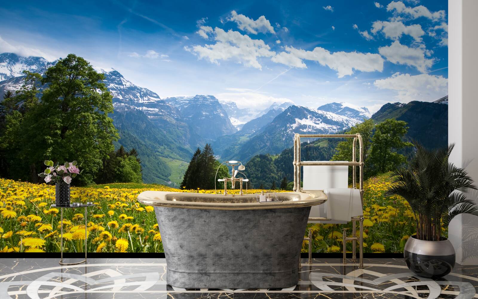 Fototapeten Berglandschaft mit einem Feld mit Mohnblumen, die mit gelber Milch verziert sind