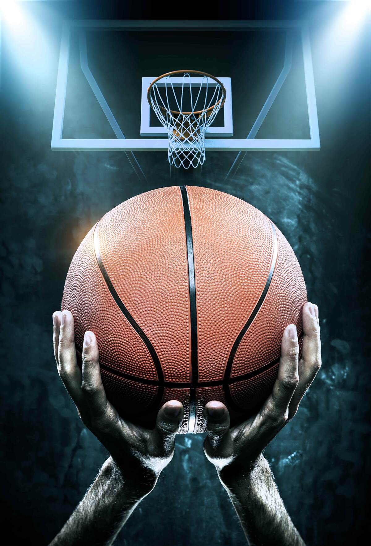 Fototapeten Im Hintergrund des Randes hält ein Basketballball in seinen Händen