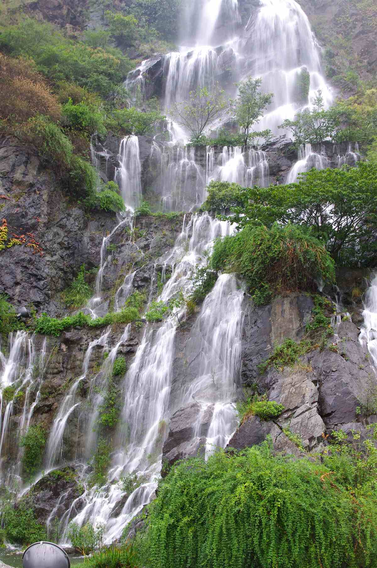Fototapeten Spektakulärer Bergwasserfall mit Kaskaden