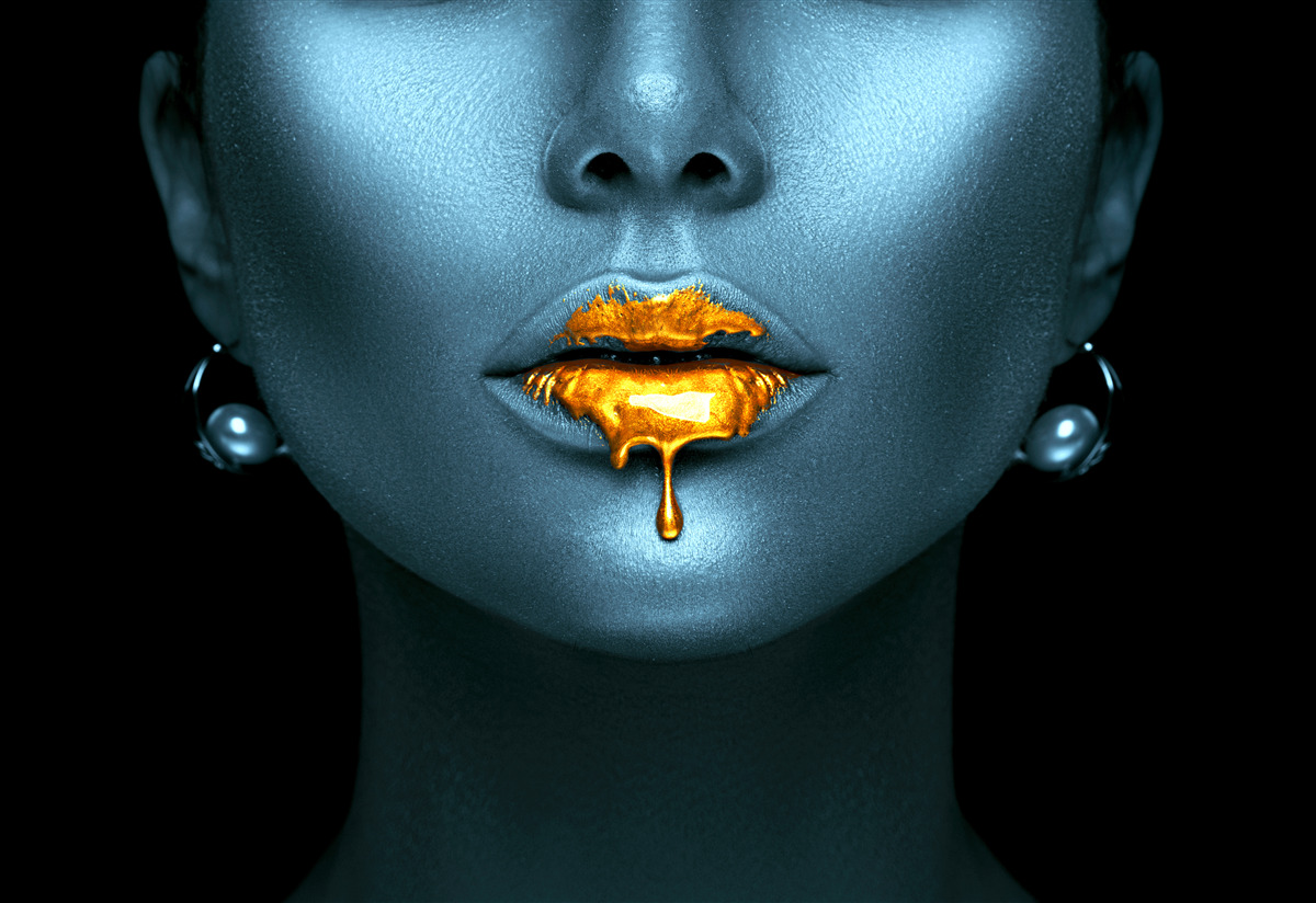 Fototapeten Eine Frau mit Lippen mit goldener Farbe bedeckt