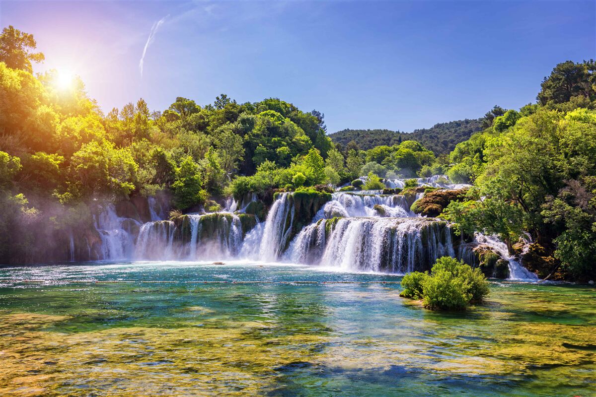 Fototapeten Der Wasserfall, der unter der fallenden Dunkelheit eilige Wasser ist, macht ein lautes Geräusch
