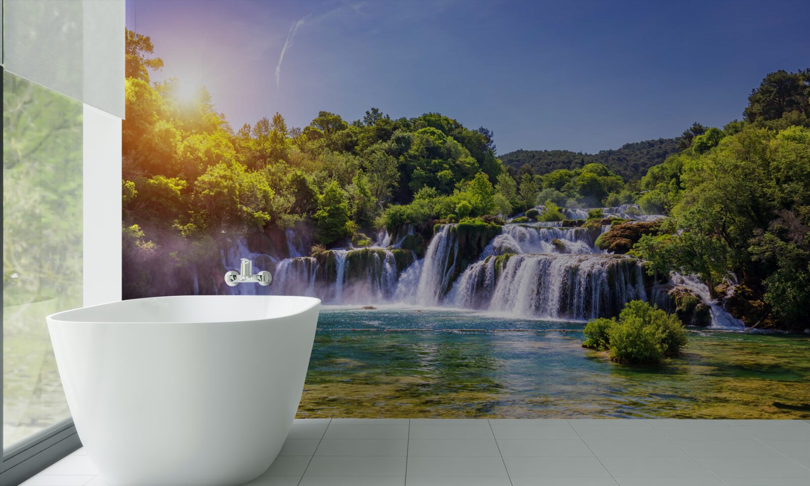 Fototapeten Der Wasserfall, der unter der fallenden Dunkelheit eilige Wasser ist, macht ein lautes Geräusch