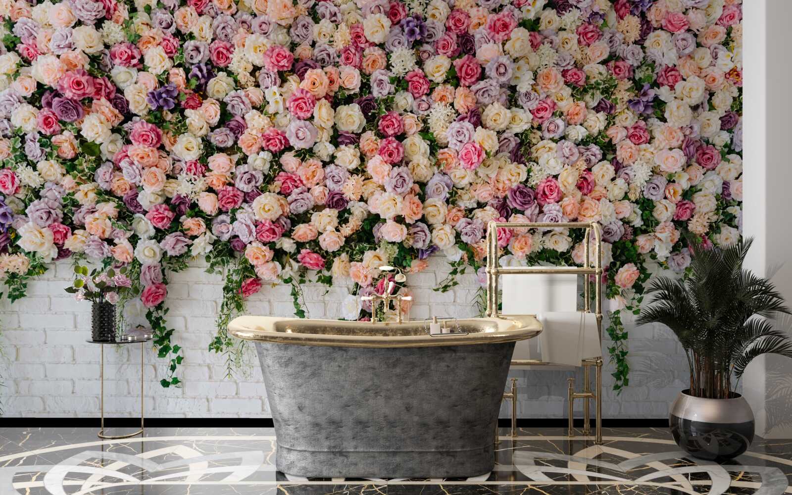 Fototapeten Ziegelmauer mit Blumen eines Rosenbusches dekoriert