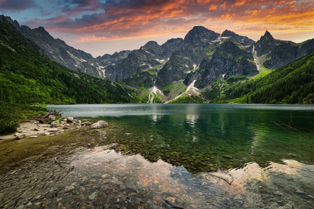 Fototapeten Ein ruhiger, warmer Abend und ein Bergteich